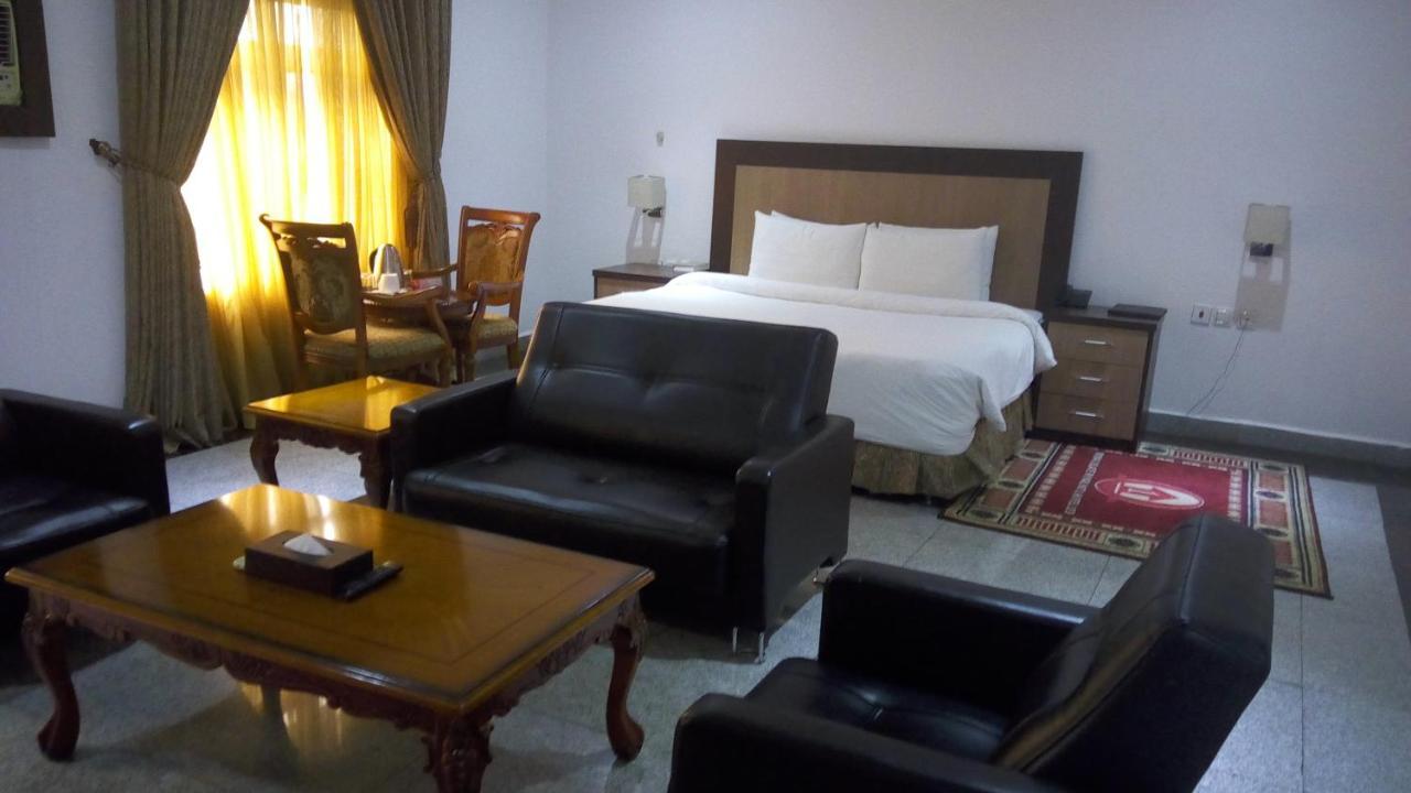 Immaculate Royal Int'L Hotel Owerri Dış mekan fotoğraf